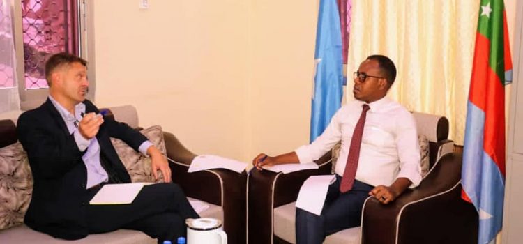 Wasiirka Wasaaradda Caddaaladda iyo Garsoorka DGKGS Mudane Maxamed Xuseen Xasan ayaa maanta xafiiskiisa Wasaaradda ku qaabilay wafdi ka socda hay’adda FCA waxaana Ayna ka wada hadleyn wada shaqeynta Wasaaradda iyo Hay’adda.