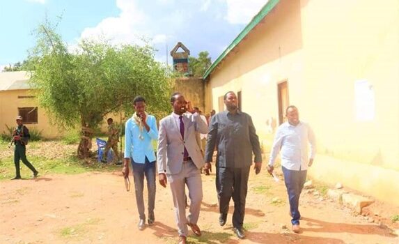 Wasiirka Wasaaradda Caddaaladda iyo Arrimaha Garaoorka DG KGS, Mudane, Xasan Cabdiqadir Maxamed, oo u wehliya Agaasimaha guud ayaa maanta booqosho ku tageen Xarunta Maxkamadaha waxa halkaas ku so dhaweya, Xeer ilaaaliyaha guudDG KGS Mudane,muqtaar suur