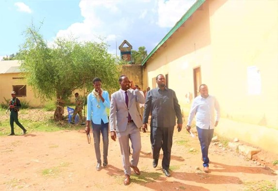 Wasiirka Wasaaradda Caddaaladda iyo Arrimaha Garaoorka DG KGS, Mudane, Xasan Cabdiqadir Maxamed, oo u wehliya Agaasimaha guud ayaa maanta booqosho ku tageen Xarunta Maxkamadaha waxa halkaas ku so dhaweya, Xeer ilaaaliyaha guudDG KGS Mudane,muqtaar suur