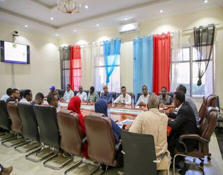 Wasiirka Wasaaradda Cadaaladda iyo Arimaha Garsoorka Dowladda Koonfur Galbeed Xasan Cabdiqadir Maxamed ayaa daah Furay Shirka Agaasimiyaasha Guud Wasaaraddaha Dowladda Koonfur Galbeed.