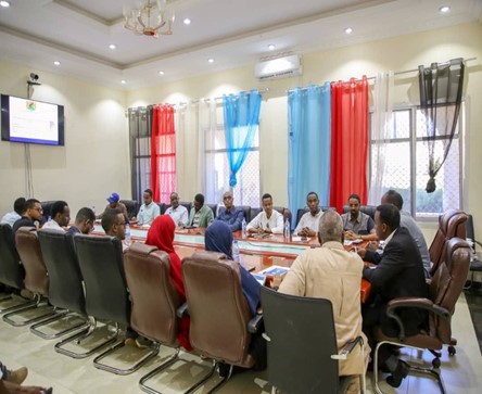 Wasiirka Wasaaradda Cadaaladda iyo Arimaha Garsoorka Dowladda Koonfur Galbeed Xasan Cabdiqadir Maxamed ayaa daah Furay Shirka Agaasimiyaasha Guud Wasaaraddaha Dowladda Koonfur Galbeed.